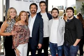 Sahnedeki stand-up performanslarından büyük televizyon projelerine, animasyon filmlerden prestijli sinema yapımlarına kadar geniş bir kariyere sahip olan Ray Romano, doğal oyunculuğu ve samimi mizah anlayışıyla dikkat çeker.