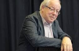 Sinema tarihini anlamak yalnızca filmleri izlemekle değil, o filmleri yorumlayan güçlü eleştirmenleri tanımakla da mümkündür. Bu isimler arasında David Thomson, çağdaş sinema eleştirisinin en özgün ve etkili kalemlerinden biri olarak öne çıkar.