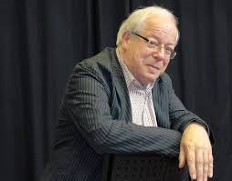 Sinema tarihini anlamak yalnızca filmleri izlemekle değil, o filmleri yorumlayan güçlü eleştirmenleri tanımakla da mümkündür. Bu isimler arasında David Thomson, çağdaş sinema eleştirisinin en özgün ve etkili kalemlerinden biri olarak öne çıkar.