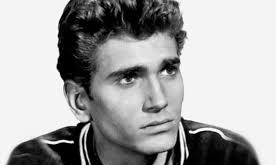 Michael Landon, gerçek adıyla Eugene Maurice Orowitz, 31 Ekim 1936 tarihinde Amerika Birleşik Devletleri’nin New York eyaletine bağlı Queens bölgesinde doğdu. Yahudi bir baba ve Katolik bir annenin çocuğu olarak dünyaya geldi. Çocukluk yılları aile içi sorunlar ve ekonomik zorluklarla geçti.