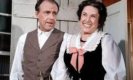 MacGregor, oyunculuk alanında eğitim aldıktan sonra kariyerine tiyatro sahnelerinde başladı. Özellikle klasik eserlerde ve sahne dramalarında rol aldı. Bu dönem, ona güçlü diksiyon, sahne hakimiyeti ve karakter derinliği kazandırdı.