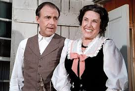 MacGregor, oyunculuk alanında eğitim aldıktan sonra kariyerine tiyatro sahnelerinde başladı. Özellikle klasik eserlerde ve sahne dramalarında rol aldı. Bu dönem, ona güçlü diksiyon, sahne hakimiyeti ve karakter derinliği kazandırdı.