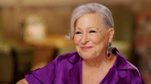 Gençlik yıllarında tiyatro ve sahne sanatlarına yönelen Midler, üniversite eğitimini yarıda bırakarak New York’a taşındı. Bu karar, onun kariyerinde önemli bir dönüm noktası olmuştur.