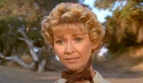 Kaliforniya’da büyüyen Stewart, yaratıcı sanatlara küçük yaşlardan itibaren ilgi duyan bir isimdi. Oyunculuk ve sahne sanatlarına yönelmesi uzun sürmedi. Gençlik döneminde aldığı eğitim, onun ileride profesyonel oyunculuk kariyerine sağlam bir temel hazırladı.