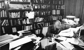 Türkiye’de anayasa hukuku, siyasal düşünce tarihi ve demokratikleşme tartışmaları denildiğinde akla gelen en önemli isimlerden biri Tarık Zafer Tunaya’dır. Akademisyen, hukukçu, yazar ve düşünce insanı kimliğiyle tanınan Tunaya, özellikle Türk anayasa hukuku alanında yaptığı çalışmalarla kalıcı bir iz bırakmıştır.