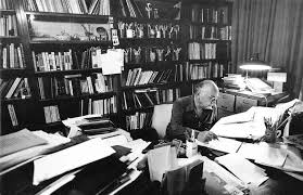 Türkiye’de anayasa hukuku, siyasal düşünce tarihi ve demokratikleşme tartışmaları denildiğinde akla gelen en önemli isimlerden biri Tarık Zafer Tunaya’dır. Akademisyen, hukukçu, yazar ve düşünce insanı kimliğiyle tanınan Tunaya, özellikle Türk anayasa hukuku alanında yaptığı çalışmalarla kalıcı bir iz bırakmıştır.