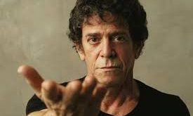 Rock müzik tarihinin en etkili, en özgün ve en sıra dışı figürlerinden biri olan Lou Reed, hem solo kariyeri hem de efsanevi grup The Velvet Underground ile müzik dünyasında derin izler bırakmış bir sanatçıdır.