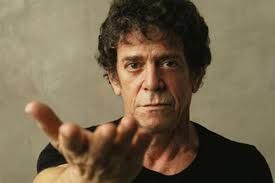 Rock müzik tarihinin en etkili, en özgün ve en sıra dışı figürlerinden biri olan Lou Reed, hem solo kariyeri hem de efsanevi grup The Velvet Underground ile müzik dünyasında derin izler bırakmış bir sanatçıdır.