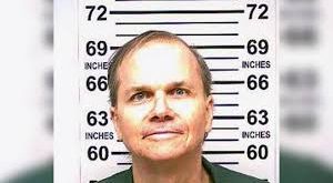 Gençlik döneminde zaman zaman sosyal uyum problemleri yaşayan Chapman, kendisini yalnız hissettiğini ifade etmiştir. Buna rağmen farklı dönemlerde dini faaliyetlere katılmış, gençlik kamplarında görev almış ve toplum içinde daha dengeli bir yaşam sürmeye çalışmıştır.