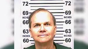 Gençlik döneminde zaman zaman sosyal uyum problemleri yaşayan Chapman, kendisini yalnız hissettiğini ifade etmiştir. Buna rağmen farklı dönemlerde dini faaliyetlere katılmış, gençlik kamplarında görev almış ve toplum içinde daha dengeli bir yaşam sürmeye çalışmıştır.