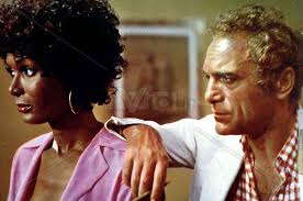 Ajita Wilson’un yaşam öyküsü, sıradan bir yıldız biyografisinin ötesindedir. Genç yaşlardan itibaren kendi kimliğini oluşturma sürecinde cesur kararlar alan Wilson, ilerleyen yıllarda Avrupa’da yeni bir hayat kurmuştur.