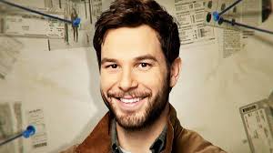 Sanatla iç içe bir ortamda büyüyen Astin, küçük yaşlardan itibaren müzik ve tiyatroya ilgi duydu. Okul yıllarında sahne etkinliklerinde yer aldı ve performans sanatlarına olan yeteneği erken yaşta fark edildi.