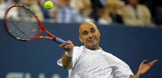 Tenis tarihinin en karizmatik, en tartışmalı ve aynı zamanda en başarılı isimlerinden biri olan Andre Agassi, yalnızca kazandığı kupalarla değil, spor dünyasına getirdiği farklı bakış açısıyla da unutulmazlar arasına girmiştir.