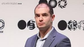 Yapay zekâ alanında son yıllarda yaşanan büyük sıçramanın arkasındaki en önemli isimlerden biri olarak kabul edilen Ilya Sutskever, derin öğrenme (deep learning) devriminin şekillenmesinde kritik rol oynamış bir bilgisayar bilimcisidir. Özellikle sinir ağları, büyük dil modelleri ve yapay zekâ araştırmaları konusundaki katkıları, onu modern teknolojinin en etkili bilim insanlarından biri haline getirmiştir.