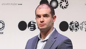 Yapay zekâ alanında son yıllarda yaşanan büyük sıçramanın arkasındaki en önemli isimlerden biri olarak kabul edilen Ilya Sutskever, derin öğrenme (deep learning) devriminin şekillenmesinde kritik rol oynamış bir bilgisayar bilimcisidir. Özellikle sinir ağları, büyük dil modelleri ve yapay zekâ araştırmaları konusundaki katkıları, onu modern teknolojinin en etkili bilim insanlarından biri haline getirmiştir.