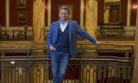 David Baldacci, modern gerilim ve polisiye edebiyatının en popüler isimlerinden biri olarak kabul edilen, dünya çapında milyonlarca okura ulaşmış Amerikalı romancıdır. Özellikle siyasi entrikalar, hukuk dünyası, casusluk, suç soruşturmaları ve aksiyon temalı romanlarıyla tanınan Baldacci, sürükleyici anlatımı ve güçlü karakterleri sayesinde geniş bir hayran kitlesi kazanmıştır.