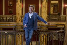 David Baldacci, modern gerilim ve polisiye edebiyatının en popüler isimlerinden biri olarak kabul edilen, dünya çapında milyonlarca okura ulaşmış Amerikalı romancıdır. Özellikle siyasi entrikalar, hukuk dünyası, casusluk, suç soruşturmaları ve aksiyon temalı romanlarıyla tanınan Baldacci, sürükleyici anlatımı ve güçlü karakterleri sayesinde geniş bir hayran kitlesi kazanmıştır.