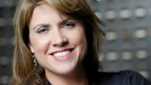 Kitapları dünya çapında milyonlarca satış rakamına ulaşan Lisa Gardner, özellikle kadın kahramanları merkezine alan suç romanlarıyla dikkat çeker. Polisiye türünü yalnızca suçun çözülmesi üzerine kurmak yerine travma, aile ilişkileri ve hayatta kalma içgüdüsü gibi temalarla zenginleştirmiştir.