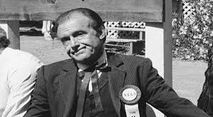 Richard Bull, oyunculuk eğitimini tamamladıktan sonra tiyatro sahnelerinde profesyonel kariyerine başladı. Klasik eserler ve çağdaş oyunlarda yer alarak güçlü bir sahne deneyimi kazandı.