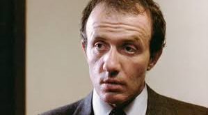 Jonathan Ray Banks, 31 Ocak 1947 tarihinde Washington, D.C., Amerika Birleşik Devletleri’nde doğmuştur. Küçük yaşlardan itibaren sanatla ve performans dünyasıyla ilgilenen Banks, ilerleyen yıllarda oyunculuğu meslek olarak seçmiştir. Gençlik döneminde tiyatro eğitimi almış ve sahne sanatlarıyla iç içe bir yaşam sürmüştür.