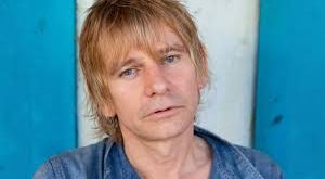 Zak Starkey’in davulla ciddi şekilde ilgilenmeye başlaması çocuk yaşlara dayanır. Babası Ringo Starr elbette önemli bir ilham kaynağıydı, ancak Zak’ın gelişiminde başka bir dev isim daha etkili oldu: The Who bateristi Keith Moon.