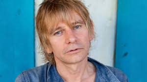 Zak Starkey’in davulla ciddi şekilde ilgilenmeye başlaması çocuk yaşlara dayanır. Babası Ringo Starr elbette önemli bir ilham kaynağıydı, ancak Zak’ın gelişiminde başka bir dev isim daha etkili oldu: The Who bateristi Keith Moon.