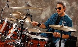 Çocukluk ve gençlik yıllarında caz, rhythm and blues, rock’n roll ve erken dönem pop müzikten etkilenmiştir. Bu geniş dinleme yelpazesi, ilerleyen yıllarda çok yönlü bir davulcu olmasının temelini oluşturmuştur.