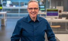 John Ternus, Amerikalı teknoloji yöneticisi ve mühendislik lideridir. En çok, dünyanın en değerli teknoloji şirketlerinden biri olan Apple’daki üst düzey görevleriyle bilinmektedir. Uzun yıllardır Apple bünyesinde çalışan Ternus, şirketin donanım ürünlerinden sorumlu en önemli isimlerden biri hâline gelmiştir.