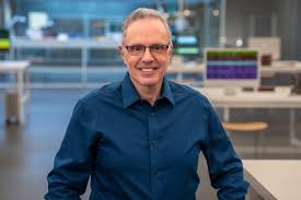 John Ternus, Amerikalı teknoloji yöneticisi ve mühendislik lideridir. En çok, dünyanın en değerli teknoloji şirketlerinden biri olan Apple’daki üst düzey görevleriyle bilinmektedir. Uzun yıllardır Apple bünyesinde çalışan Ternus, şirketin donanım ürünlerinden sorumlu en önemli isimlerden biri hâline gelmiştir.