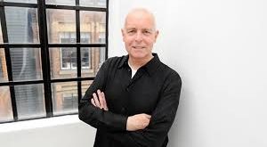 Neil Tennant’ın tam adı Neil Francis Tennant’tır. 10 Temmuz 1954 tarihinde İngiltere’nin North Shields bölgesinde doğmuştur. Kuzey İngiltere’de büyüyen Tennant, çocukluk döneminden itibaren müzik, edebiyat ve popüler kültüre ilgi duymuştur.