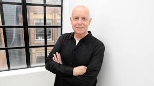 Neil Tennant’ın tam adı Neil Francis Tennant’tır. 10 Temmuz 1954 tarihinde İngiltere’nin North Shields bölgesinde doğmuştur. Kuzey İngiltere’de büyüyen Tennant, çocukluk döneminden itibaren müzik, edebiyat ve popüler kültüre ilgi duymuştur.