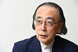 Piyano sanatçısı, besteci ve düşünsel müzik üreticisi kimliğiyle tanınan Ichiyanagi, hem Doğu hem Batı müzik geleneklerini bir araya getiren yenilikçi yaklaşımıyla dikkat çekmiştir.