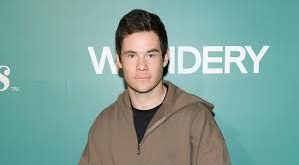 Henüz küçük yaşlarda geçirdiği bir trafik kazası, hayatında önemli bir dönüm noktası oldu. Uzun bir iyileşme süreci geçiren DeVine, bu dönemde mizahın ve eğlencenin hayatındaki önemini daha iyi anladığını ifade etmiştir. Bu süreç, onun komediye yönelmesinde etkili olmuştur.