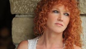 Kendine has yorumu, toplumsal duyarlılığı ve şiirsel şarkı sözleriyle İtalya’da ve Avrupa’da geniş bir hayran kitlesine ulaşan Mannoia, özellikle kadın hakları, özgürlük ve insanlık temalarını işleyen eserleriyle tanınır.