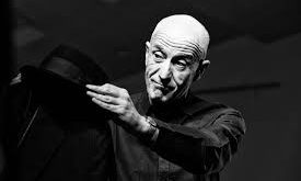 Genç yaşlardan itibaren sahne sanatlarına ilgi duyan Servillo, özellikle tiyatroya yöneldi. Bu erken dönem deneyimleri, onun ileride geliştireceği teatral müzik tarzının temelini oluşturdu.