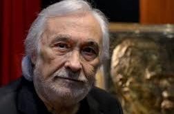 Türk tiyatro, sinema ve televizyon dünyasının en köklü ve üretken isimlerinden biri olan Müjdat Gezen, yalnızca bir oyuncu değil; aynı zamanda yazar, şair, eğitmen ve kültür insanıdır. 29 Ekim 1943 tarihinde İstanbul’da doğan sanatçı, yaklaşık yetmiş yılı aşan sanat hayatıyla Türkiye’nin kültürel belleğinde derin izler bırakmıştır.