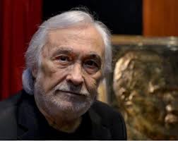 Türk tiyatro, sinema ve televizyon dünyasının en köklü ve üretken isimlerinden biri olan Müjdat Gezen, yalnızca bir oyuncu değil; aynı zamanda yazar, şair, eğitmen ve kültür insanıdır. 29 Ekim 1943 tarihinde İstanbul’da doğan sanatçı, yaklaşık yetmiş yılı aşan sanat hayatıyla Türkiye’nin kültürel belleğinde derin izler bırakmıştır.