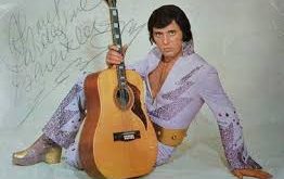 Erol Büyükburç, genç yaşlardan itibaren müziğe büyük ilgi duymuştur. Lise yıllarında kurduğu ilk müzik grubu ile Florya Plajı’nda sahne alarak müzik hayatına adım atmıştır. Bu erken dönem deneyimleri, onun sahne hakimiyetini geliştirmesinde önemli rol oynamıştır.