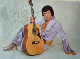 Erol Büyükburç, genç yaşlardan itibaren müziğe büyük ilgi duymuştur. Lise yıllarında kurduğu ilk müzik grubu ile Florya Plajı’nda sahne alarak müzik hayatına adım atmıştır. Bu erken dönem deneyimleri, onun sahne hakimiyetini geliştirmesinde önemli rol oynamıştır.