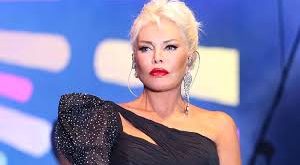 Sanata olan ilgisi erken yaşlarda başlayan Pekkan, 1960’lı yılların başında müzik dünyasına adım attı. İlk sahne deneyimini bir gece kulübünde, “Los Çatikos” adlı grupla yaşadı. Ancak onun geniş kitleler tarafından tanınması, 1963 yılında Ses dergisinin düzenlediği sinema artisti yarışmasını kazanmasıyla gerçekleşti.