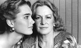 Hollywood’un en tartışmalı figürlerinden biri olarak bilinen Teri Shields, hem oyunculuk kariyeri hem de kızı üzerinden yürüttüğü menajerlik rolüyle uzun yıllar gündemde kalmıştır. Özellikle 1970’li ve 1980’li yıllarda aldığı kararlar, medya tarafından yoğun şekilde eleştirilmiş ve tartışılmıştır.