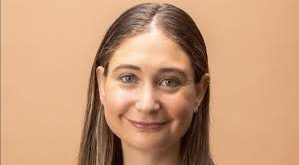 Yapay zekâ teknolojilerinin hızla geliştiği günümüzde, bu sistemlerin yalnızca güçlü değil aynı zamanda güvenli ve etik olması da büyük önem taşımaktadır. Bu alanda öne çıkan liderlerden biri olan Daniela Amodei, yapay zekâ güvenliği ve sorumlu AI geliştirme konularında önemli katkılar sunan bir isimdir.