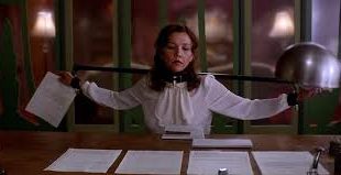 2000’li yılların başında bağımsız sinema sahnesinde dikkat çeken yapımlardan biri olan Secretary (Sekreter), romantik dram türünü alışılmış kalıpların dışına taşıyan cesur anlatımıyla öne çıkar. Yönetmen koltuğunda Steven Shainberg’in oturduğu film, Mary Gaitskill’in kısa öyküsünden uyarlanmış ve senaryosu Erin Cressida Wilson tarafından kaleme alınmıştır.