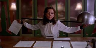 2000’li yılların başında bağımsız sinema sahnesinde dikkat çeken yapımlardan biri olan Secretary (Sekreter), romantik dram türünü alışılmış kalıpların dışına taşıyan cesur anlatımıyla öne çıkar. Yönetmen koltuğunda Steven Shainberg’in oturduğu film, Mary Gaitskill’in kısa öyküsünden uyarlanmış ve senaryosu Erin Cressida Wilson tarafından kaleme alınmıştır.