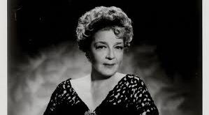 Eğitim hayatı boyunca özellikle edebiyat ve sahne sanatlarına odaklanan MacGibbon, klasik tiyatro metinleriyle erken yaşta tanıştı. Bu durum, onun oyunculuk anlayışının temelini oluşturdu. Sahneye duyduğu tutku, genç yaşta profesyonel tiyatro kariyerine adım atmasına yol açtı.