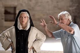 Film, tarihçi Judith C. Brown’ın yazdığı “Uygunsuz Hareketler: Rönesans İtalya’sında Bir Lezbiyen Rahibenin Hayatı” adlı eserden esinlenmiştir. Bu yönüyle Benedetta, yalnızca bir kurgu değil, aynı zamanda tarihsel bir karakterin dramatize edilmiş portresidir.