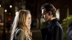 Simple Passion, edebi kökenleri güçlü bir yapımdır. Annie Ernaux’nun romanı, kişisel deneyimlere dayanan, son derece içsel ve dürüst bir anlatı sunar. Bu anlatının sinemaya aktarılması, doğası gereği riskli bir süreçtir; çünkü metnin gücü büyük ölçüde iç monologlardan gelir.