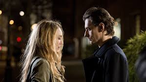 Simple Passion, edebi kökenleri güçlü bir yapımdır. Annie Ernaux’nun romanı, kişisel deneyimlere dayanan, son derece içsel ve dürüst bir anlatı sunar. Bu anlatının sinemaya aktarılması, doğası gereği riskli bir süreçtir; çünkü metnin gücü büyük ölçüde iç monologlardan gelir.