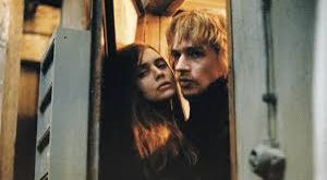 Leos Carax, sinemasında romantizm ile karanlığı, şiirsellik ile sert gerçekliği bir araya getiren nadir yönetmenlerden biridir. Pola X, onun filmografisinde önemli bir dönüm noktası olarak kabul edilir.