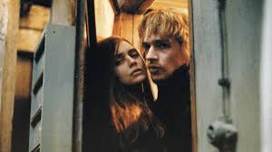 Leos Carax, sinemasında romantizm ile karanlığı, şiirsellik ile sert gerçekliği bir araya getiren nadir yönetmenlerden biridir. Pola X, onun filmografisinde önemli bir dönüm noktası olarak kabul edilir.